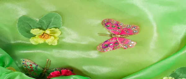 Nahtlos Grün Gelb Rotes Gewebe Mit Flora Und Fauna Kleid — Stockfoto