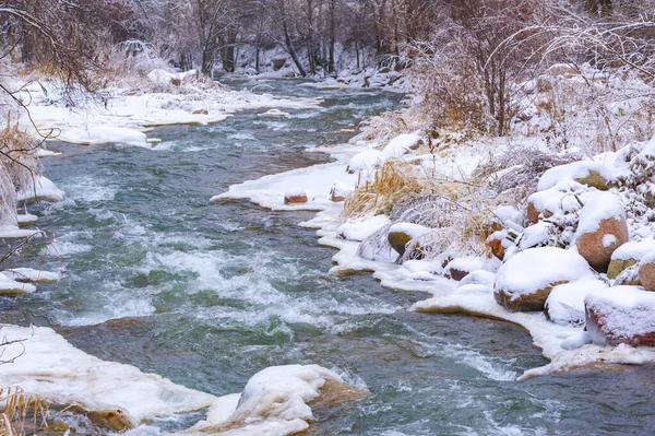 冬は川が凍る 冬は私に思わせる 太陽が昇ると早く沈むので 川で過ごす時間は短くなっています — ストック写真