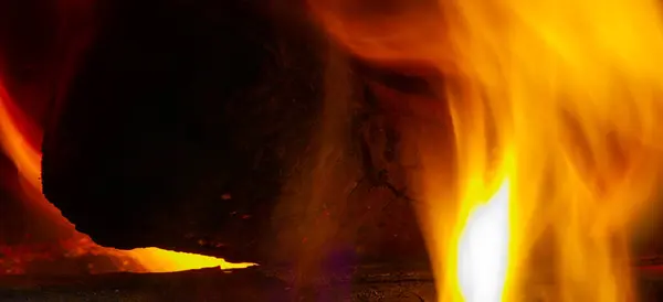 在壁炉里生火一场真正的火灾有很浪漫的一面 但是为什么呢 我们猜为什么我们把这支舞的火焰与欲望的心情联系在一起 — 图库照片