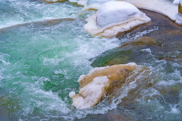 冬は川が凍る この素晴らしい川が凍る本当の冬のおとぎ話 美しい自然遺産と考えられ おとぎ話になって — ストック写真