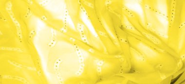 Kusursuz kaleydoskop, sarı ipek. Şık bir sunum için ihtiyacın olan tek şey güneşli sarı ipek bir musluk..