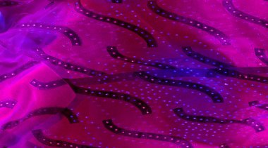 Kusursuz kaleydoskop, pembe ipek. İpek krep sateni parlak önü olan orta ağırlıklı bir kumaştır. Zarif, zengin kumaşlar ve güzel parıltılar lüks tasarımlara izin verir..