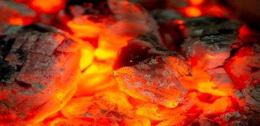 Şöminede yangın var. Gerçek bir yangında çok romantik bir şey vardır, ama neden? Bu dans eden alevi neden arzu havası ile ilişkilendirdiğimizi tahmin ediyoruz.,