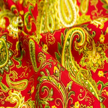 Kırmızı arka planda desenli yeşil desen. Beatles tarafından popüler hale getirilen kovboy ve motorcuların bandanalarını süsledim, hippiler çağına öncülük ettim ve rock 'n roll' un amblemi oldum..