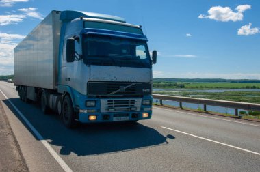 Yaz fotoğrafçılığı, kamyon şoförlüğü, nehir köprüsü, Rusya Tataristan Menzilinsk  