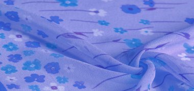 İpek kumaş, eflatun arkaplanda küçük çiçekler, ince bir desenli gök mavisi. Çiçek tasarımı. Arkaplan dokusu