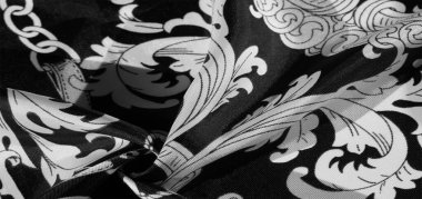 Kırmızı ve siyah geometrik eşkenar dörtgen şekilli beyaz ipek kumaş