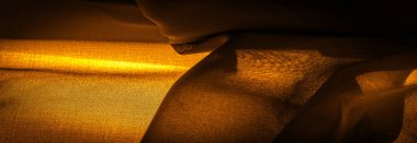 Koyu sepia kahverengi şifon ipeği kıvrık iplik kullanımı nedeniyle hafif pürüzlü (matte, crepe) yumuşak şeffaf bir kumaştır. Arkaplan dokusu