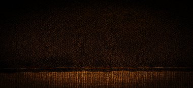 Koyu sepia kahverengi şifon ipeği kıvrık iplik kullanımı nedeniyle hafif pürüzlü (matte, crepe) yumuşak şeffaf bir kumaştır. Arkaplan dokusu