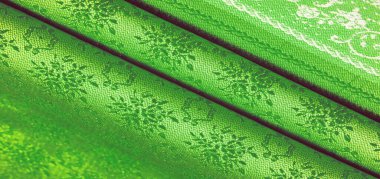 yeşil ipek kumaş. Pürüzsüz yeşil ipek ya da saten lüks kumaş dokusu soyut bir arkaplan olarak kullanılabilir. Lüks arka plan tasarımı. Doku, desen