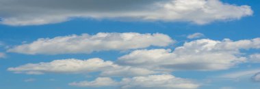 Romantizm bulutları. Yukarı bakmaya devam et! Geçmişten öğreniyorum, geleceği hayal ediyorum ve yukarı bakıyorum. Dünyanız çok hızlı hareket ettiğinde ve kaos içinde kaybolduğunuzda mavi gökyüzünün tüm renkleriyle tanışın..