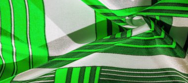 Yeşil ve beyaz çizgili ipek kumaş. Meksika güdüleri olan bir panço. doku, arkaplan