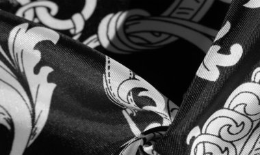 Kırmızı ve siyah geometrik eşkenar dörtgen şekilli beyaz ipek kumaş