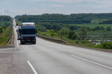 Yaz fotoğrafçılığı, kamyon şoförlüğü, nehir köprüsü, Rusya Tataristan Menzilinsk 2019 06 25 