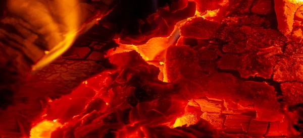 暖炉の火だ 本物の火について非常にロマンチックな何かがありますが なぜですか なぜこの踊りの炎を欲望と結びつけるのか — ストック写真