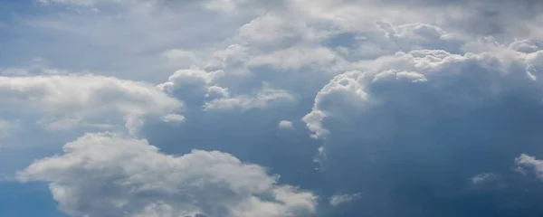 로맨스의 먹구름 자연은 우리에게 아름다움의 그림을 줍니다 우리가 그것들을 수있는 — 스톡 사진