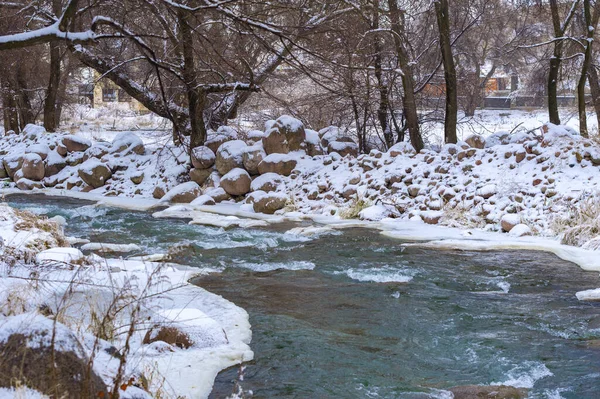 Зимой Река Замерзает Настоящая Зимняя Сказка Прекрасная Река Замерзает Обычно — стоковое фото