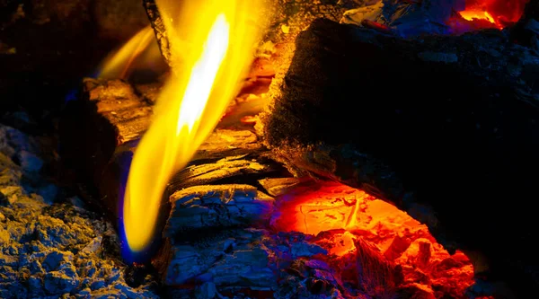 난로의 따뜻하고 경치를 즐기라 불타는 벽난로당신의 디자인 연구에 완벽하다 — 스톡 사진