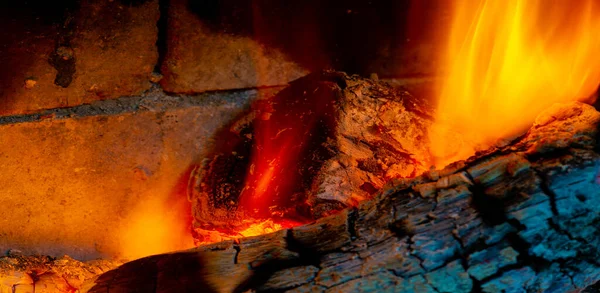 享受这温暖悠闲的壁炉美景吧 这个爆裂的火焰壁炉非常适合你的设计 冥想和研究 — 图库照片