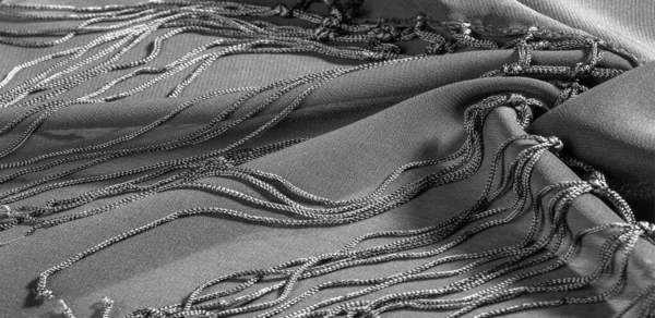 これは 模倣シルクと天然黒のスカーフ 美しいナイロンサテンです 素晴らしい輝きだ — ストック写真