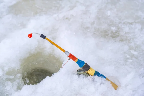 冬冰钓鱼 在冬季的几个月里 冰上钓鱼是消磨时间的好办法 也让钓鱼的人有机会钓到一些真正有价值的鱼 — 图库照片