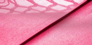 Kumaşın kenarında püsküllü kırmızı ipek şal. Beyaz bir arka planda. Şablon