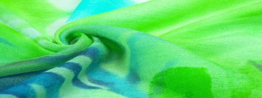 İpek kumaş, yeşil-mavi-sarı ve beyaz çiçekler, yüksek kalite tozlu yeşil tül. Desen deseni, koleksiyon