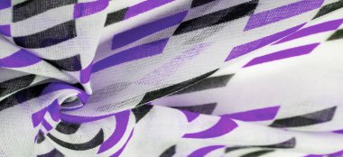 Mor ve siyah geometrik eşkenar dörtgen şekilli beyaz ipek kumaş. soyut çizim mavi frank, yakın plan, tasarım için arka plan, klasik parlak desen. Doku. Geçmişi. Şablon.