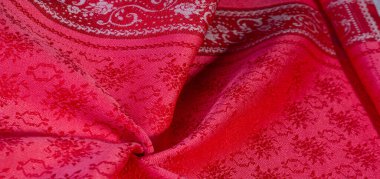 Kutlama, tören, davet kartı veya reklam afişi için lüks kırmızı saten düz kumaş arkaplan 