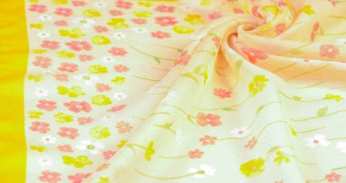 İpek kumaş, bej arka planda küçük çiçekler, ince dikişler. Çiçek tasarımı. Arkaplan dokusu