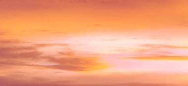 Gün batımının bulutları romantizm. Hiçbir bulut o kadar karanlık değildir ki sonunda güneş içinden geçemez..