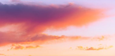 Gün batımının bulutları romantizm. Hiçbir bulut o kadar karanlık değildir ki sonunda güneş içinden geçemez..