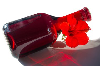 Kırmızı şaraplı bir şişe. Bira insanlar tarafından yapılır, şarap Tanrı tarafından yapılır.