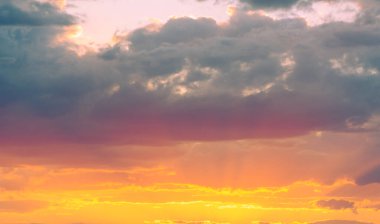 Gün batımının bulutları romantizm. Sen yanımdayken büyülü, büyüleyici, akıl almaz bir an daha da güzelleşti..