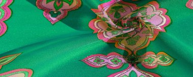 çok renkli ipek kumaş, yeşil arka planda desenler var, kraliyet deseni. Versailles eğilimleri. Jacquard deseni. doku arkaplanı