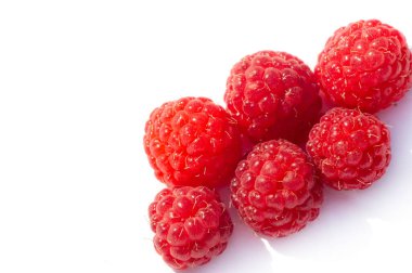 Ahududu harika bir C vitamini kaynağıdır. Manganez ve diyet lifleri. Ayrıca çok iyi bir bakır ve K vitamini, pantotenik asit, biyotin, magnezyum ve folik asit kaynağıdır..