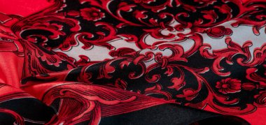 Gotik desenli kırmızı ipek kumaş. Zengin siyah ve altın renkli ipek gotik baskılar. Bu set ayrıca bir vampir ini ya da romantik yatak odası için de uygundur..