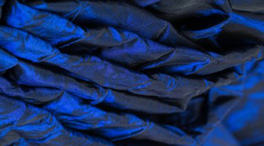 Mavi kumaş. Bu klasik mavi ipek shantung 'u gördüğünüzde, onu ele geçirmek isteyeceksiniz. Çok çeşitli çizgileri olan lüks ve basit bir malzeme. Tasarımınız için mükemmel bir seçim.