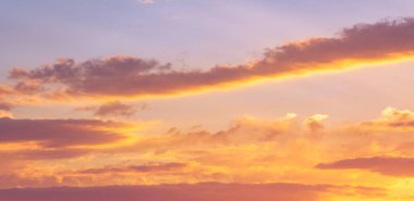 Gün batımının bulutları romantizm. Şafak vakti romantik pembe bulutlar. Gün doğumunun yumuşak havası, gün batımı, alacakaranlık, gökyüzü.