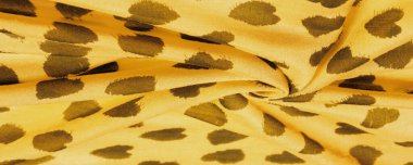 Sarı ipekli kumaş. Kara kalp baskısı, doku arka plan, desen, kartpostal