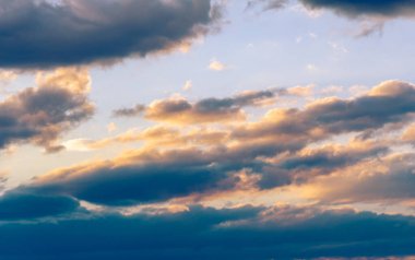 Gün batımının bulutları romantizm. Çok nazik romantik pembe bulutlar şafak vakti gökyüzünde Gün batımının yumuşak havasında