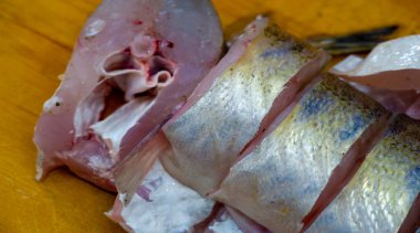 Balık yemek için hazır. Balık yüksek kaliteli protein ve diğer temel besinleri içerir ve sağlıklı bir diyetin önemli bir parçasıdır..