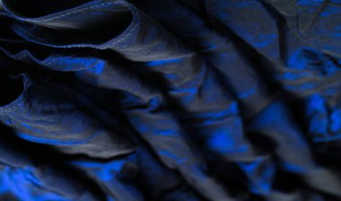 Mavi ipek kumaş. Şatafatlı, donuk ve basitçe örülmüş, bu materyal çeşitli çizgiler içeriyor, bu da projeleriniz için mükemmel bir seçim, tasarımlar.