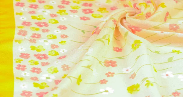 Tecido Seda Pequenas Flores Fundo Bege Costura Perfeita Desenho Floral — Fotografia de Stock