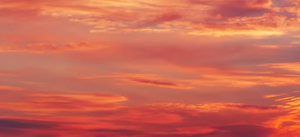 Hajnalhasadás Bíbor Felhők Erős Vörös Rózsaszín Csíkok Jelzik Magas Felhőket — Stock Fotó