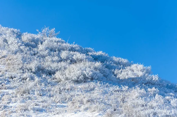 群山冬天 没有什么比观赏美丽的高山和美丽的冬季风景更浪漫的了 这些壮丽的风景被一层令人惊叹的雪覆盖着 — 图库照片