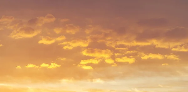 云彩黎明落日的浪漫 柔和浪漫的粉色云彩在黎明的天空中柔和的心情夕阳的天空 — 图库照片