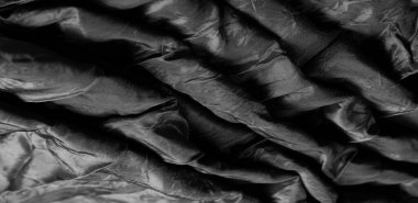 Siyah ipek kumaş. Vay canına! Bu abanozun en derin gölgesinde bulunan en lüks ipek krep sateni. Bu desenli kumaşı kullanarak, tasarımınız kadar lüks hissedeceksiniz..