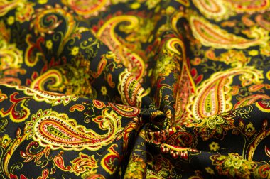 Siyah arka planda desenli desenler. Polyester pamuk, bu bote kullanılarak süslemeli bir tekstil, kavisli üst ucu olan gözyaşı damlası şeklinde bir motif. İran kökenli