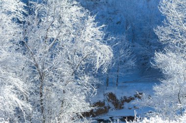Dağlar. Kış geliyor ve yağan karla birlikte, bir birliktelik hissi çöküyor, bu kış harikalar diyarı romantik bir kaçış için mükemmel bir yer ve zaman..